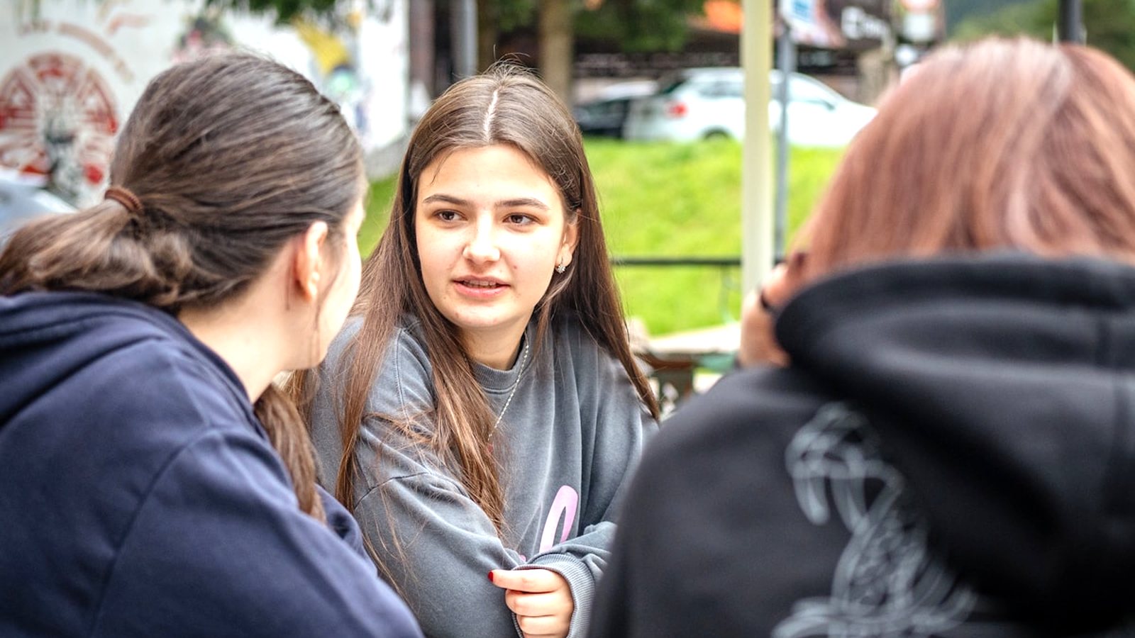 Nastolatki rozmawiają ze sobą na świeżym powietrzu