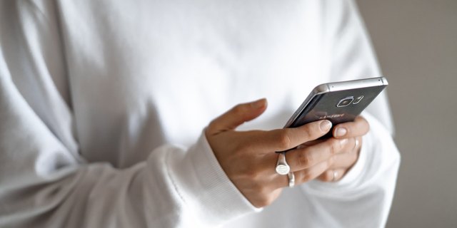 Dłonie trzymające telefon — kontakt z centrum terapii